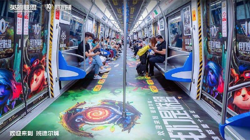 Los viajeros viajan en un vagón de metro con temática de League of Legends en China. 