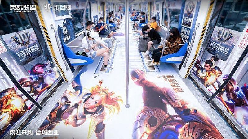 Los viajeros viajan en un vagón de metro con temática de League of Legends mientras China celebra un aniversario. 