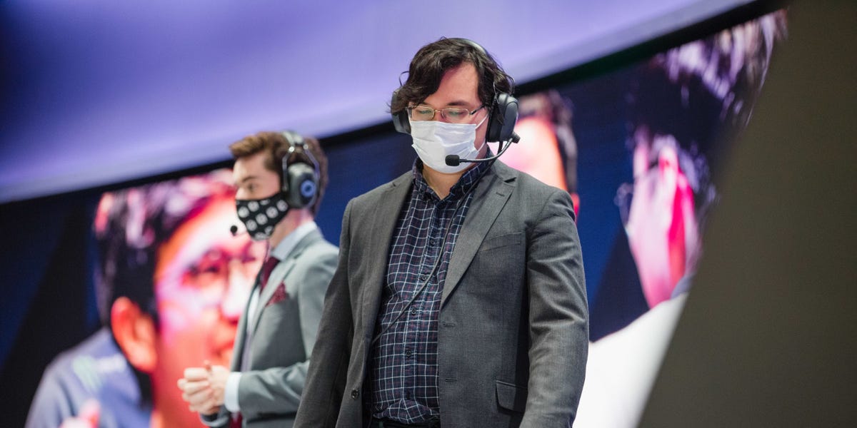 Soy entrenador de deportes electrónicos y dirijo un equipo de League of Legends