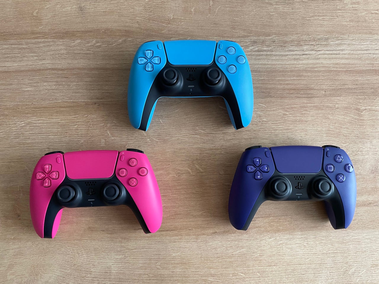 Echa un vistazo a las nuevas cubiertas de la consola y los colores DualSense de la PS5