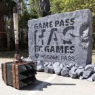 Jesse Cox y Alec Steele se unen para abrir un bloque de piedra gigante enviado desde PC Game Pass
