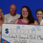 Un grupo de amigos gana 1 millón de dólares en Lotto Max. ¡Increíble victoria en Toronto! Grupo de 8 amigos de GTA celebrando la victoria de $1 millón | Noticias