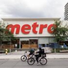 Los trabajadores de tiendas de abarrotes en Toronto se preparan para la huelga. ¡Descubre las demandas y detalles aquí! Los trabajadores de Metro en todo GTA rechazan un acuerdo tentativo y están listos para comenzar una huelga