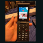 Un jugador de Pokémon Go atrapa un shiny con un viejo teléfono plegable Creo Gaming