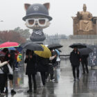 Multitud de aficionados a pesar de la lluvia antes de la final de LoL Creo Gaming