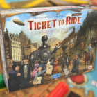 Ticket to Ride Legacy: Legends of the West: un juego de mesa familiar emocionante y estratégico. Descubre la campaña épica en 12 juegos, con nuevos elementos y mecánicas innovadoras. ¡Compra tu copia ahora! Creo Gaming