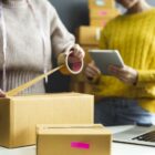 5 consejos para la gestión eficiente del negocio online Asian teenager owner business woman work at home for online shop