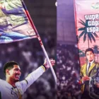 Jude Bellingham le pide a un fan un póster con el tema de Grand Theft Auto en el desfile de trofeos Creo Gaming