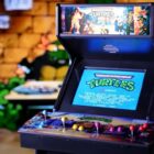 Revive la experiencia arcade con la réplica en miniatura de las Tortugas Ninja Mutantes Adolescentes de Konami de 1989. Creo Gaming