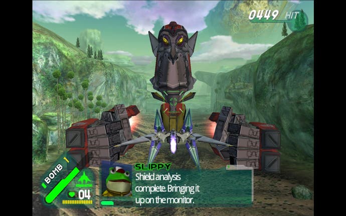 Captura de pantalla de Star Fox Assault, Arwing acercándose a una cabeza de metal flotante gigante con dos manos separadas en una selva tropical.