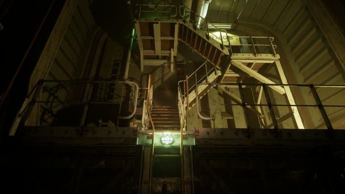 Captura de pantalla oficial de Still Wakes the Deep que muestra una escalera con poca luz en una plataforma petrolera