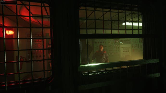 Captura de pantalla oficial de Still Wakes the Deep que muestra a una persona mirando hacia ti desde el otro lado de una ventana dentro de una plataforma petrolera con poca luz.