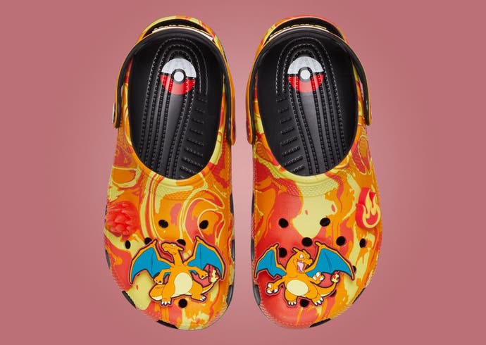 Dos Charizard Crocs de color naranja brillante, uno al lado del otro, mostrados desde arriba