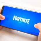 Epic Games responde a la protesta de los jugadores con el regreso de la máscara Paradigm a Fortnite Fortnite players grab ultra-rare skin, refunds and variants following Item Shop mess-up