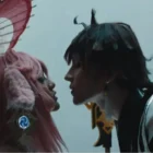 Una extraña pareja de impacto humano en el clip de Coldplay Creo Gaming