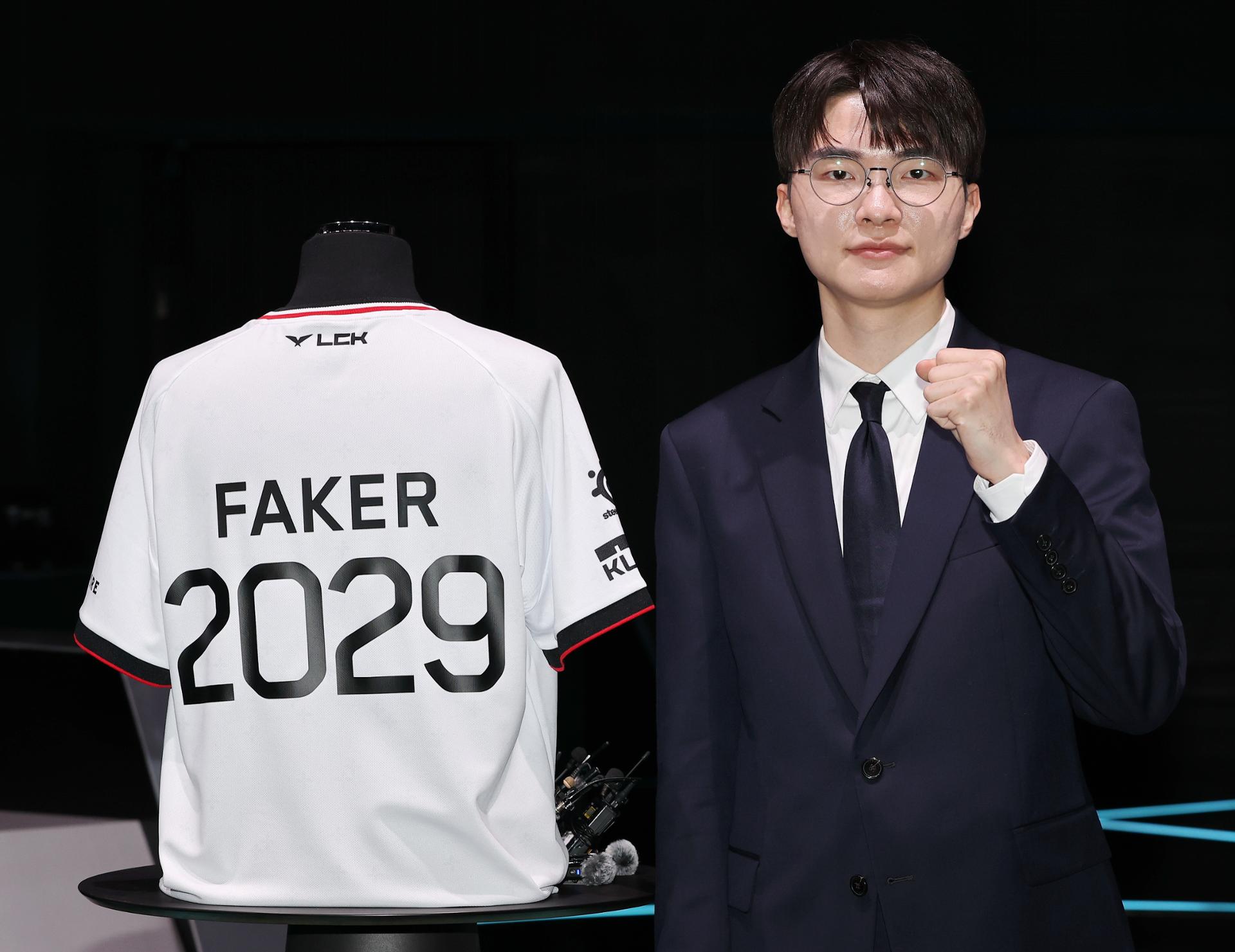 League of Legends (LoL) star Lee Sang-hyeok, also known as Faker, poses for a photo during a press conference in Seoul, Thursday. Yonhap