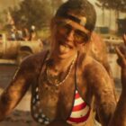 GTA VI: Nuevo retraso confirmado, gran impacto en la próxima versión para PC. A woman covered in mud wearing sunglasses, a backward cap, and a stars-and-stripes bikini top makes hand gestures and sticks out her tongue at an outdoor muddy event.