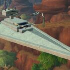 World of Warcraft: un jugador construye un hábitat de Star Wars y se debate. A screenshot of World of Warcraft featuring an Imperial Destroyer ship from Star Wars. The massive, triangular ship was built by a player using housing tools.