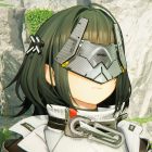 Arknights: Endfield: Un juego de gestión frustrado por su imitación de Genshin. A screenshot of Arknights: Endfield. A masked character with dark hair stands in front of a grassy rockface.