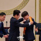 Faker recibe la medalla Cheongnyong: primer jugador de eSports honrado en Corea. Faker Awarded Cheongnyong Medal — First Esports Player to Earn South Korea’s Highest Order of Sport Merit