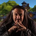 John Romero, cocreador de Doom: Más de 3.000 horas en WoW, ¡un entusiasta incondicional! John Romero sitting in front of a WoW backdrop