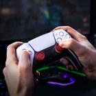 Call of Duty Zombies: un beneficio icónico se convierte en un accesorio de coleccionista, ¡un regreso inesperado! The new Juggernog Call of Duty thumbstick add-ons by Kontrolfreek attached to a PlayStation 5 controller.