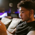 Quest for Glory: ¡Los juegos de rol para Android y iPhone relanzan la búsqueda épica! guy playing game in mobile