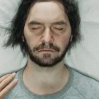 Control Resonant: Remedy apuesta por un lanzamiento cercano a GTA 6 y apuesta por su singularidad. Dylan asleep with a hand touching his shoulder during the trailer for Control 2.