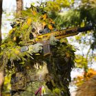 Call of Duty: MW4 DMZ: Los desarrolladores aseguran una mejor “sensación” de las armas en comparación con la competencia. A screenshot of a Call of Duty: Modern Warfare 4 soldier holding a rifle in a ghillie suit.