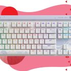 Logitech Genshin Impact TKL: ¡sorprendente 56% de descuento en Amazon! Logitech G515 TKL on a pink deals background