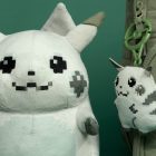 Pikachu 1996: ¡Un nuevo peluche nostálgico está de moda en el Centro Pokémon! Pikachu 1996 Style Plush Now Available At The Pokémon Center