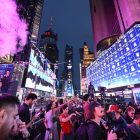 Pokémon Go: jugadores privilegiados venden sus Mewtwo por miles, impactando a la comunidad. Pokémon Go Fans React in Disgust as Players Hand-Picked to Attend Exclusive Times Square Event Sell Their Prized Mewtwo for Thousands of Dollars, Breaking the Game's Rules